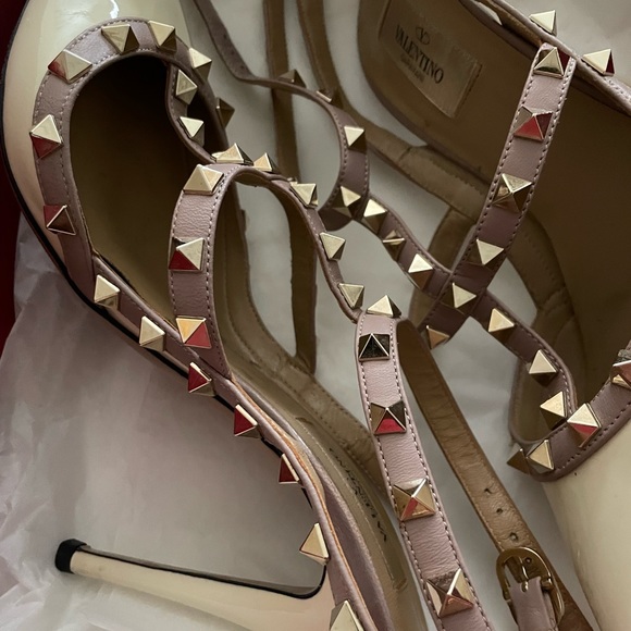 Valentino t strap caged Rockstud heels in ivory/blush - Picture 6 of 9